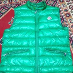 週末価格！美品！ホワイトパーカーとの相性抜群ライトグリーンMONCLER　GUI