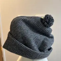 ウール100%グレー系チェック柄ポンポン付きニット帽　ハンドメイド