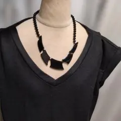 幾何学的デザインの黒いネックレスとブレスレットセット