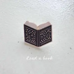 本のピンバッジ　ブローチ　プレゼント　ピンズ　読書　モノトーン