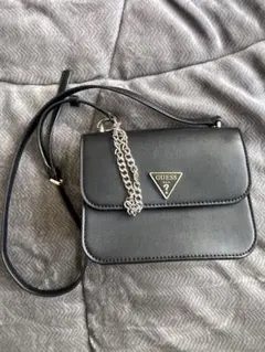 GUESS ブラックショルダーバッグ