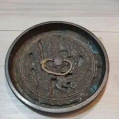 装飾的な青銅色金属皿