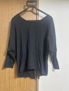 オフショルダー 黒 長袖Tシャツ スリット入り