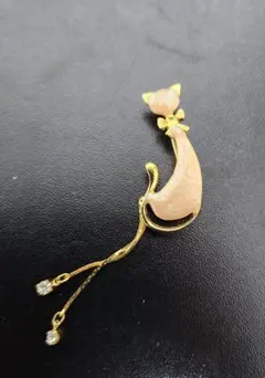 （最終値）猫の形をしたブローチ