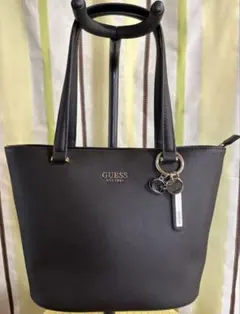 【美品】GUESS ゲス　トートバッグ　JP745622 ブラック　チャーム付きのサムネイル