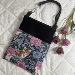 スマホポーチ　バッグin型　ハンドメイド（猫柄）
