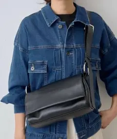 ビアズリー　ショルダーバッグ　レザーボディバッグ