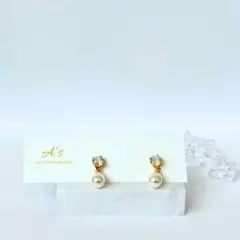 虹色に輝くクリスタルガラスとしずく型パールピアス　両耳用　ゴールド