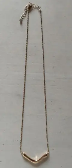 ゴールド V字型ネックレス
