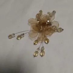 ハンドメイドビーズ付きベージュ花モチーフブローチ
