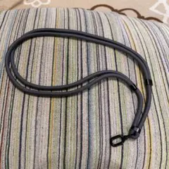 グレーのスマホショルダーストラップ