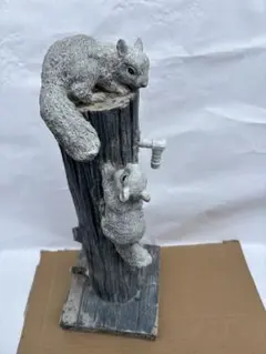 アンティークな可愛いリスの彫刻が特徴的な樹脂製柱ガ-デン雑貨リスのオーナメント