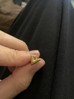 LOUIS VUITTON ルイヴィトン エセンシャルV ピアス ゴールドのサムネイル