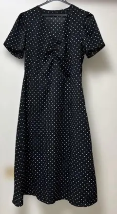 黒のドット柄ミディ丈ワンピース