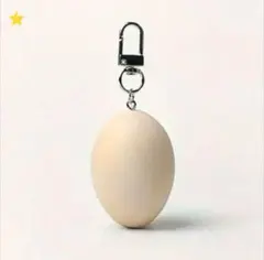 ベージュ卵型キーホルダー　カラビナ付き　カジュアル　ユニーク　金属製　リアル