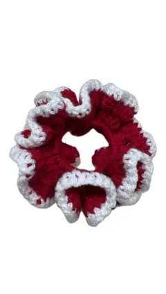 ハンドメイド　かぎ編み　赤と白のフリルシュシュ　クリスマス