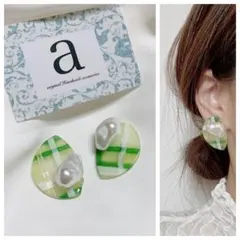 2362-1 グリーン☺︎チェック柄プレートとパールのピアス☺︎