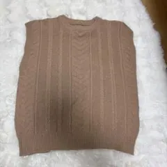 ベージュ ケーブルニット ノースリーブベスト