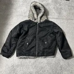 黒いファー付きフードダウンジャケット