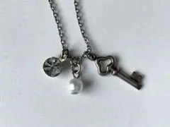 鍵・パール風ビーズ・ラインストーンのネックレス