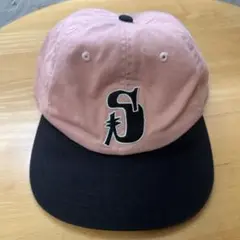 Stussy ピンク/黒 刺繍ロゴキャップ