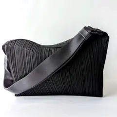 レア品✨️スクエアショルダーバック　ブラック　プリーツプリーズ　イッセイミヤケのサムネイル