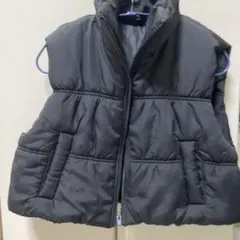黒いダウンベスト ノースリーブ