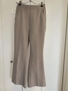 レディース　フレアパンツ　ベージュ