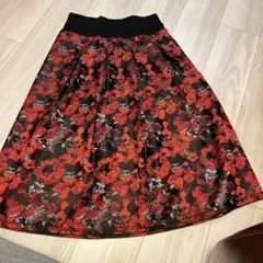 赤と黒の花柄 フレアスカート