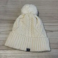 ケーブル編みニット帽 ポンポン付き クリーム色