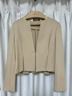 VIVIENNE TAM ノーカラーショートジャケット ベージュのサムネイル