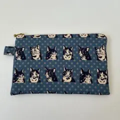 ふかふかポーチ　フラットポーチ カラフルでポップなネコちゃんが可愛いです♡