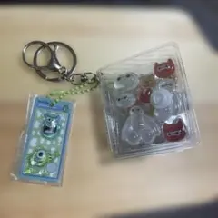 ミニシール帳完成品。カラフルキャラクターシール帳です。キーホルダー付きです。
