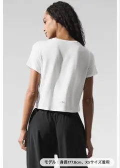 Alo Yoga クロップド丈 半袖Tシャツ ホワイト - メルカリ