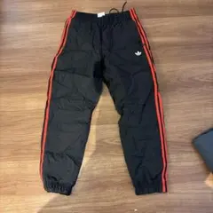 adidas ブラック/レッド サイドストライプ ジャージ Ｍサイズ