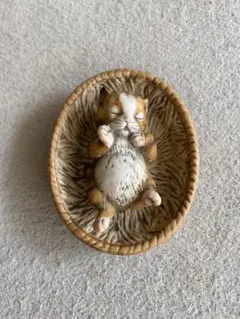 【イタリア】DEMAIN・ドマン／カゴで寝る子猫の置物