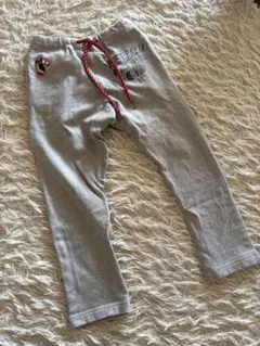 グレーの刺繍入りカジュアルパンツ