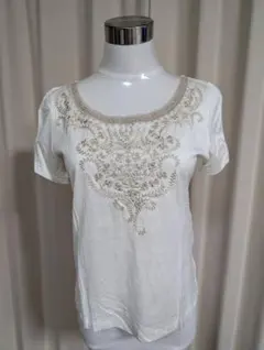 インゲボルグ　花柄刺繍　白の半袖Tシャツ