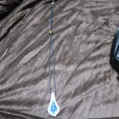 青い花模様の陶器ネックレス