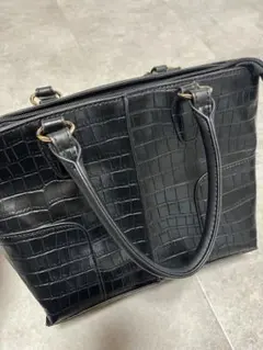黒のクロコダイル風ハンドバッグ