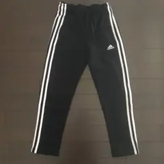 定番のadidasの黒い3本ラインジャージ　130