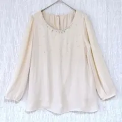 2801 クリアインプレッション　シフォン袖ブラウス　ビジュー付き　ベージュ　Mのサムネイル