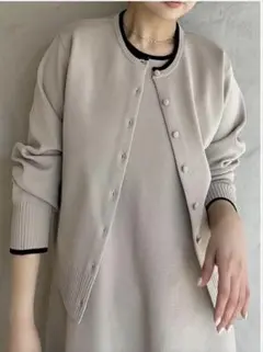 Mila Owen クルーネックくるみ釦短丈ニットカーデ