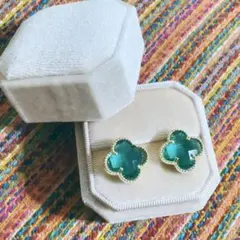 本日0:00まで限定価格　ガラスのクローバーピアス　エメラルドグリーン　18k?
