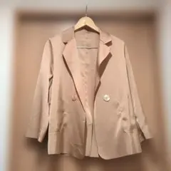 ベージュ テーラードジャケット 二つボタン