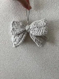 白（ラメ）のリボン型チャーム