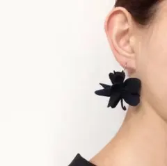 コロンとキュート♡　黒猫風　 フラワーフープピアス ブラック