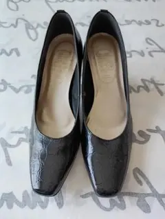 黒 エナメル ポインテッドトゥパンプス