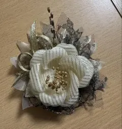 ホワイト・ゴールド・ブラック コサージュ