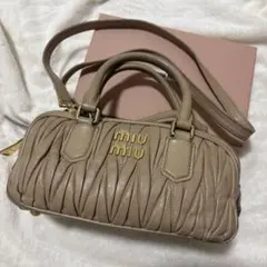 miumiuアルカディマテラッセレザー ベージュ バッグのサムネイル